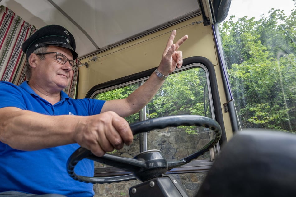 Gerd Saring (59) steuert mit seinem original restaurierten Bus am liebsten zu Oldtimertreffen an.