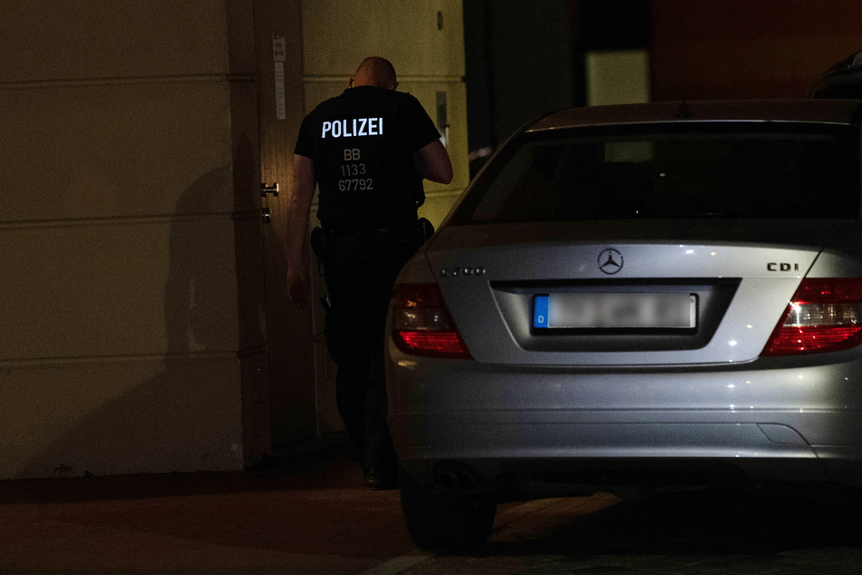 Ein Polizist am Tatort. Die Polizei rückte gegen 21 Uhr aus.