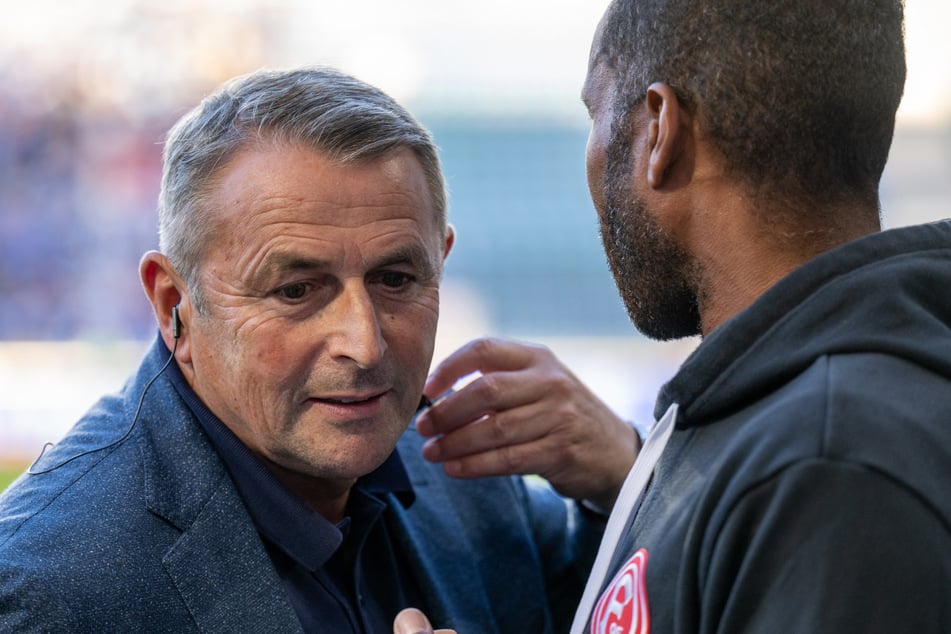 Der HSV-Trainer hob die Arbeit von Fortunas Sport-Vorstand Klaus Allofs (67, l.) und Trainer Daniel Thioune (50) hervor.