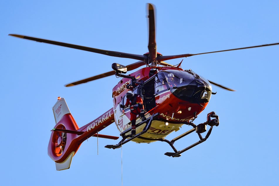 Ein Rettungshubschrauber brachte die schwerst verletzte Seniorin (92) in eine Klinik. (Symbolbild)