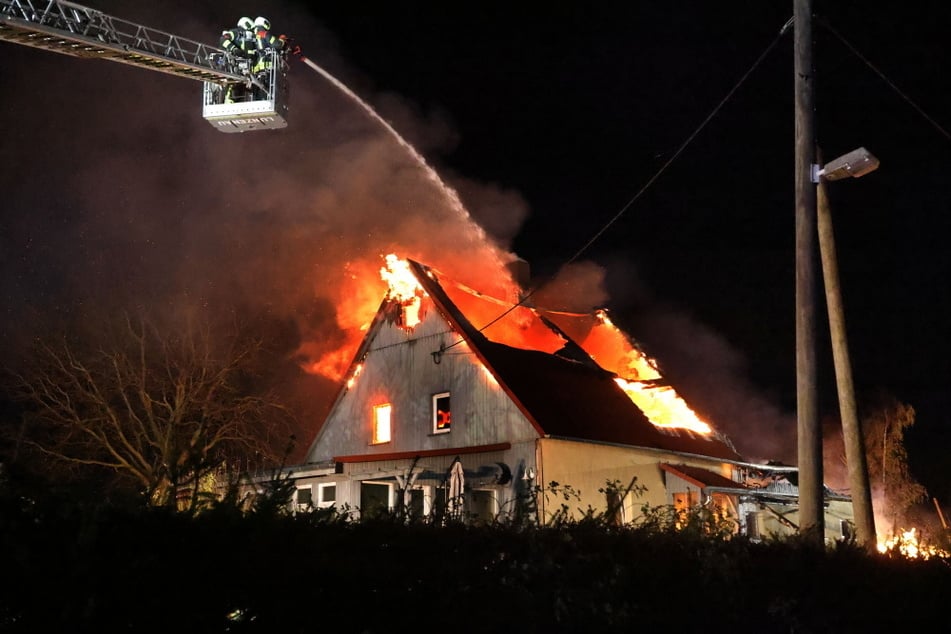 Die Einsatzkräfte kämpften gegen das Flammenmeer an.