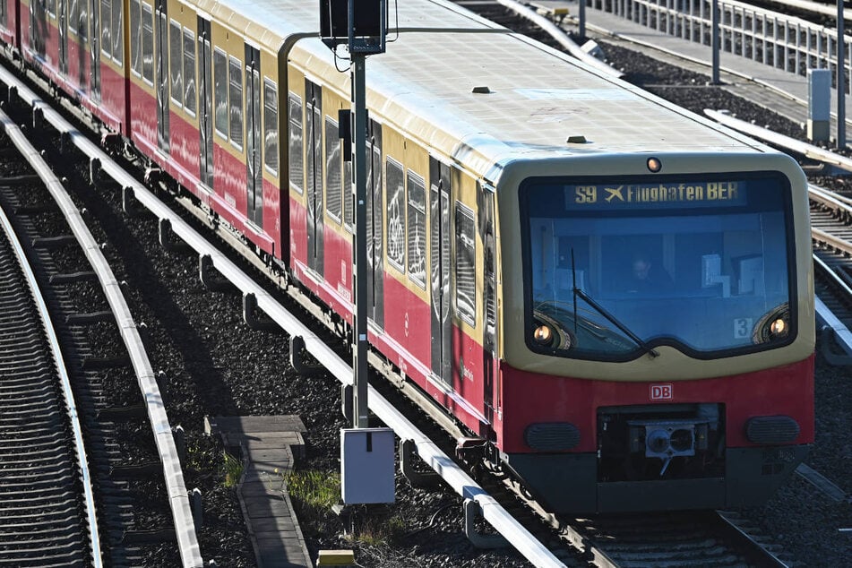 Berlin: Reparaturen, Polizeieinsatz, Notbremse: Viel los bei der S-Bahn