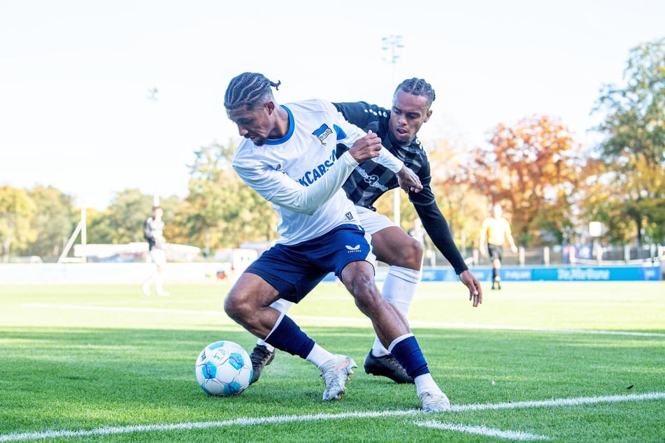 Martial Ekui (h.), hier im Duell mit Jeremy Dudziak (Hertha II), bestritt 25 Regionalliga-Spiele. Dann bremste ihn die Knieverletzung aus.