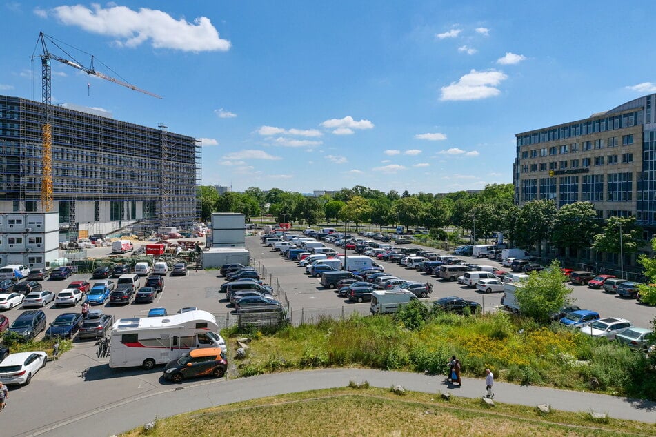 Sicht vom Karstadt aus: Wo jetzt noch Parkplätze sind, soll künftig das neue "Sozialrathaus" stehen.