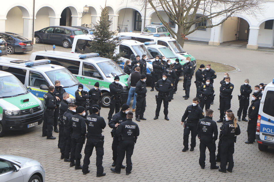 Polizisten der Bereitschaftspolizei stehen im Hof der Polizeiinspektion Dillingen. Die Polizei hat in Bayern und drei weiteren Bundesländern Wohnungen von mehr als 100 Personen durchsucht.