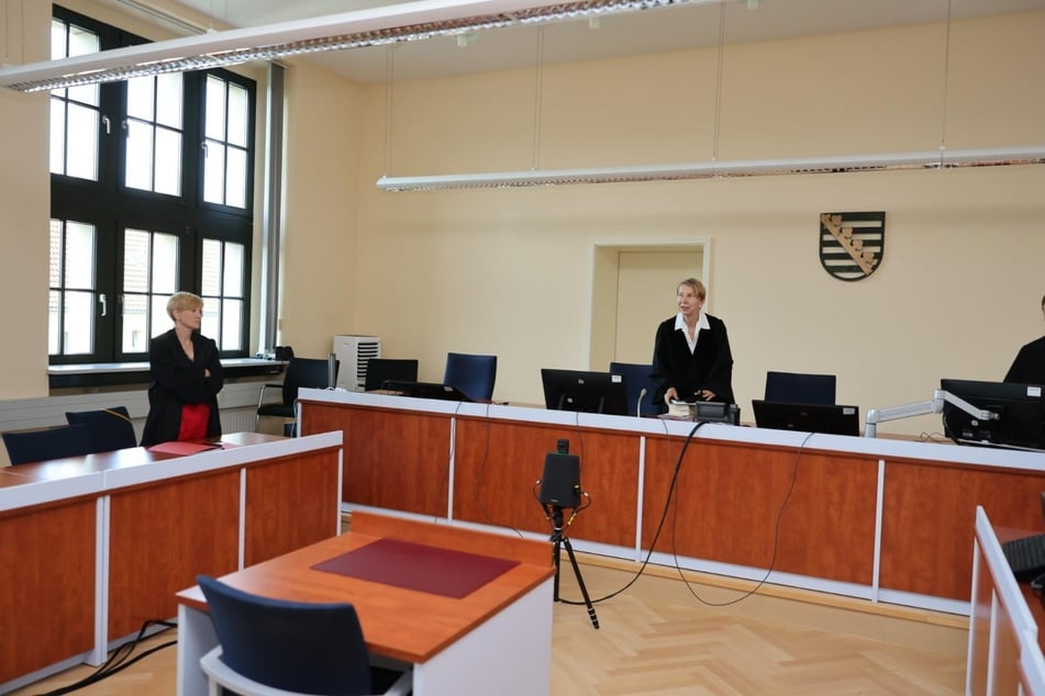 Richterin Ute Fritsch (M.) verurteilte B. in Abwesenheit unter Einbeziehung eines ebenfalls verhandelten Betrugsfalles zu 260 Tagessätzen à 15 Euro. Zudem ist es ihm für die nächsten drei Jahre untersagt, Tiere zu halten.