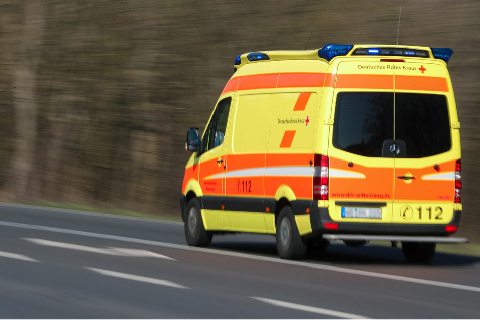 Tödlicher Unfall auf der Landstraße: Skoda kracht bei Überholvorgang gegen Baum