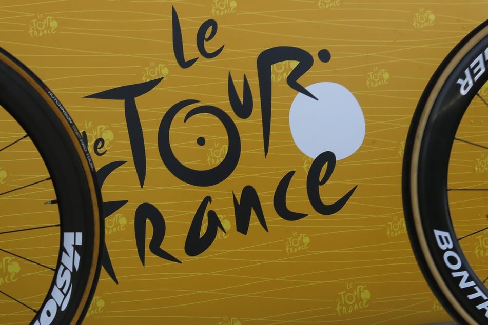 Das Logo der Tour de France fotografiert vor dem Start.