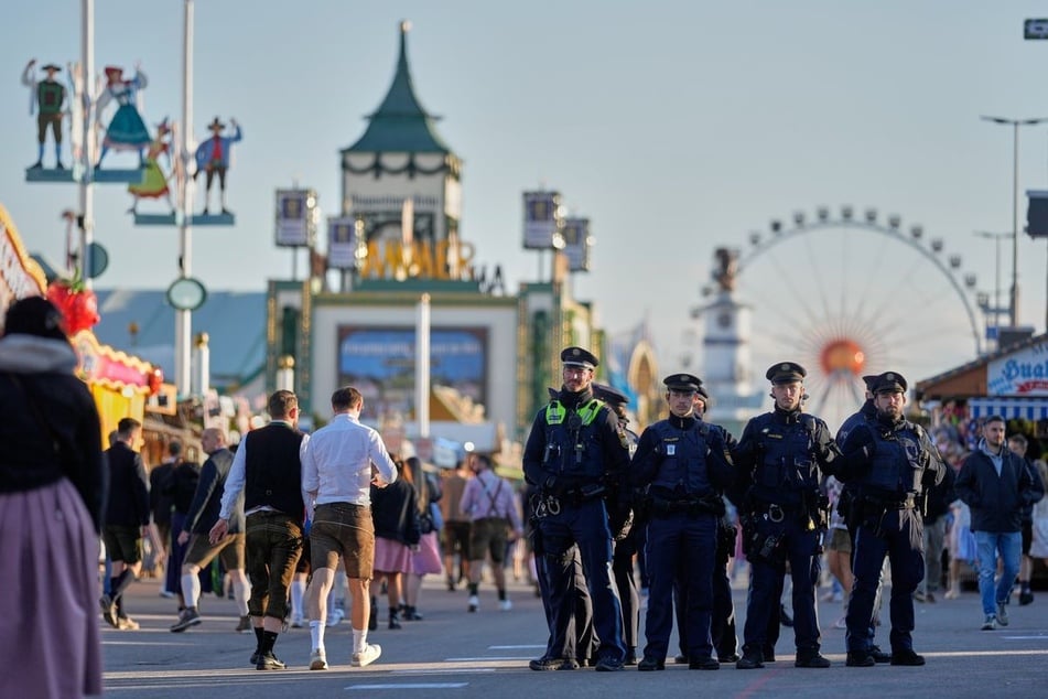 Zahlreiche Einsatzkräfte kümmern sich um die Sicherheit vor Ort auf dem Oktoberfest.