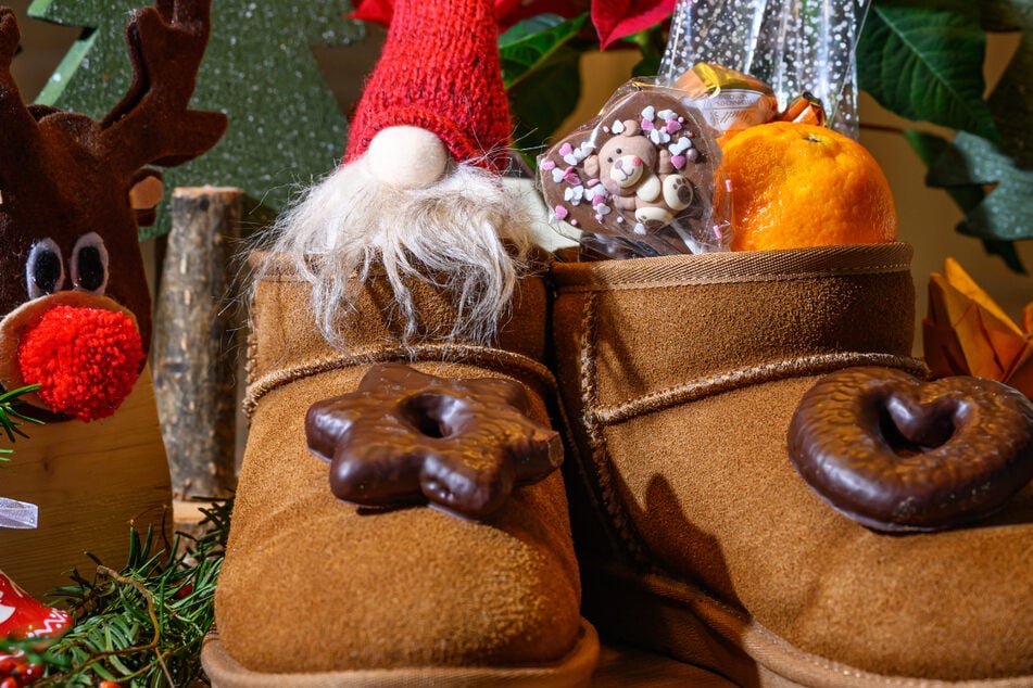 Traditionell werden Nikolaus-Geschenke für Kinder in Schuhen oder auf Tellern drapiert.