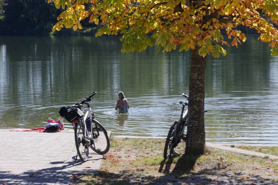 Eine Frau nutzt die letzten sommerlichen Tage, um sich abzukühlen.