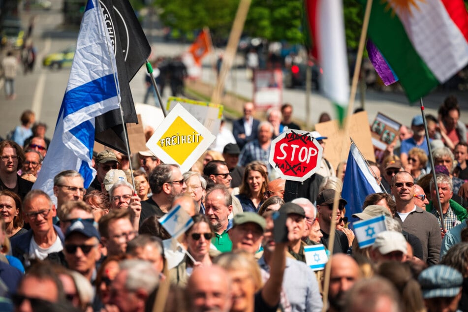 Demonstranten protestieren mit Schildern mit der Aufschrift "Freiheit" und "Stop Kalifat" auf dem Steindamm gegen Islamismus und Antisemitismus und für freiheitliche Werte und das Grundgesetz.