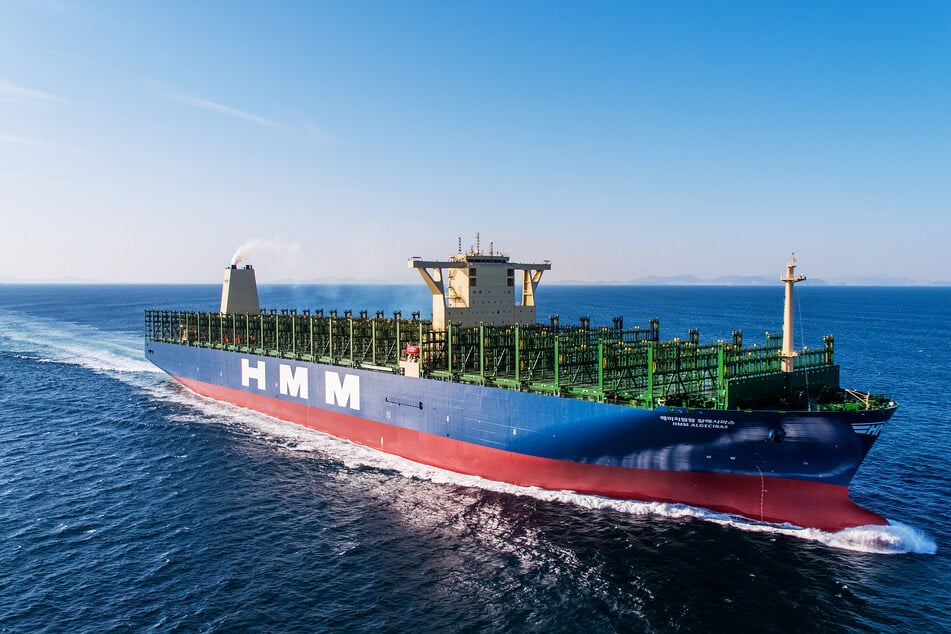Die "HMM Algeciras" der koreanischen Reederei HMM ist seit April das größte Containerschiff der Welt.