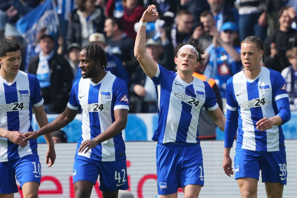 Derry Scherhant (22, r.) will Hertha verlassen, Deyovaisio Zeefuik (27, 2.v.l) und Fabian Reese (27, 2.v.r.) sollen bleiben.