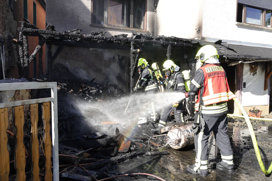 In Chemnitz-Einsiedel brannte am Dienstag eine Garage komplett nieder. Die Flammen schlugen auch auf das Wohnhaus über.
