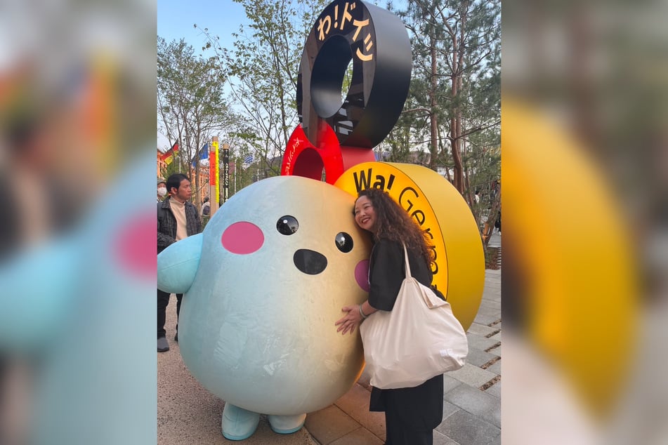 Yini Tao mit "Circular" im Deutschen Expo-Pavillon. Das smarte Maskottchen übernimmt dort die Funktion des Audioguides und Wegweisers.
