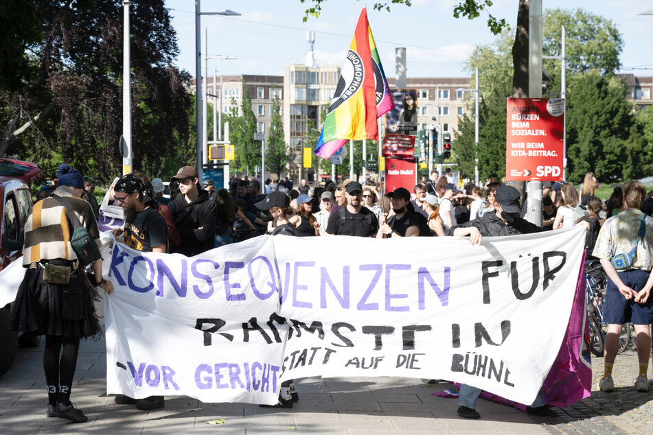 Rund 250 Leute zogen durch Dresden.