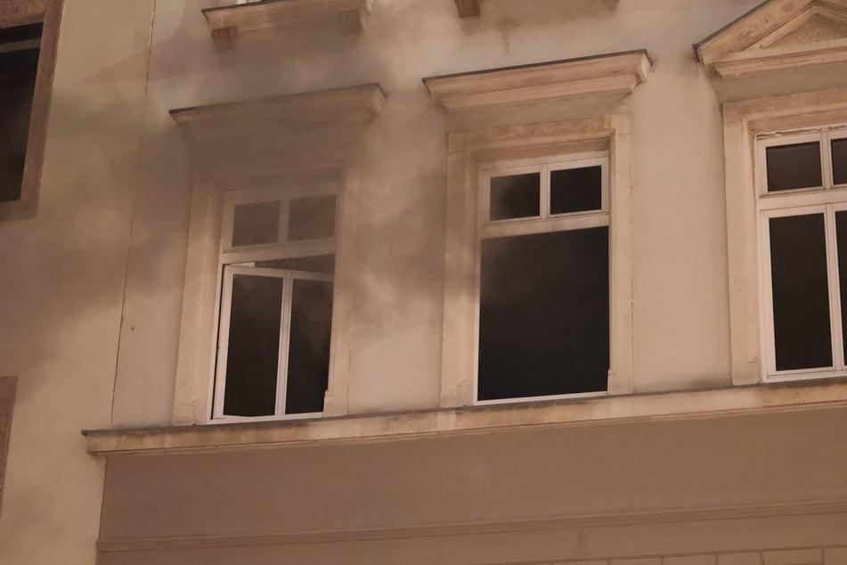 Aus den Fenstern der Brandwohnung drang Rauch.