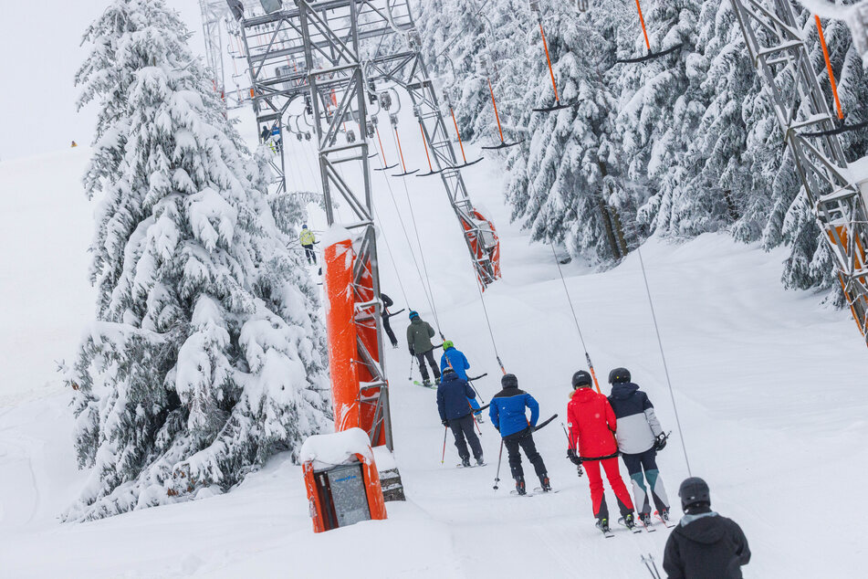 Winterfreunde in Baden-Württemberg können sich freuen: Die Skisaison geht wieder los. (Archivbild)