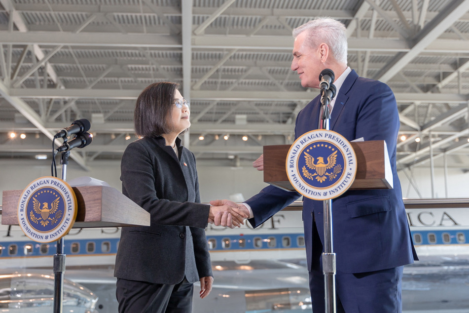 Taiwan President Tsai Ing-wen (l.) on Wednesday met with US House Speaker Kevin McCarthy during a stopover in California.