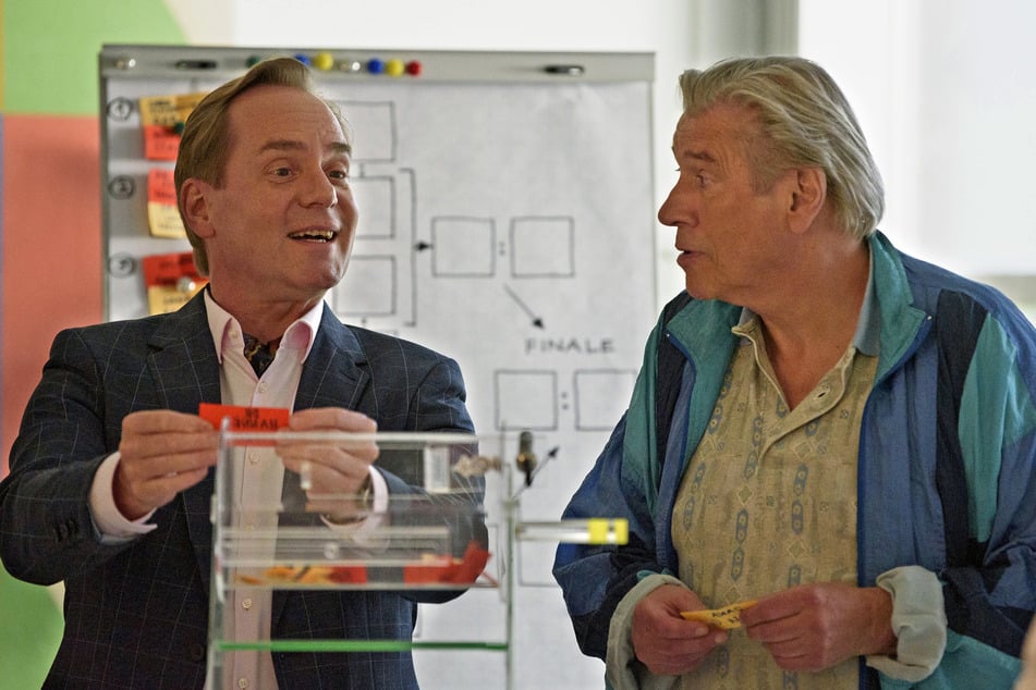 Am heutigen Freitag läuft die zweite Folge ("Der Dickkopf") der aktuellen Staffel von "Praxis mit Meerblick" in der ARD, in der Dr. Heckmann und Michael Kubatsky (Michael Kind, r.) unter anderem die Teams für ein Sportturnier auslosen.