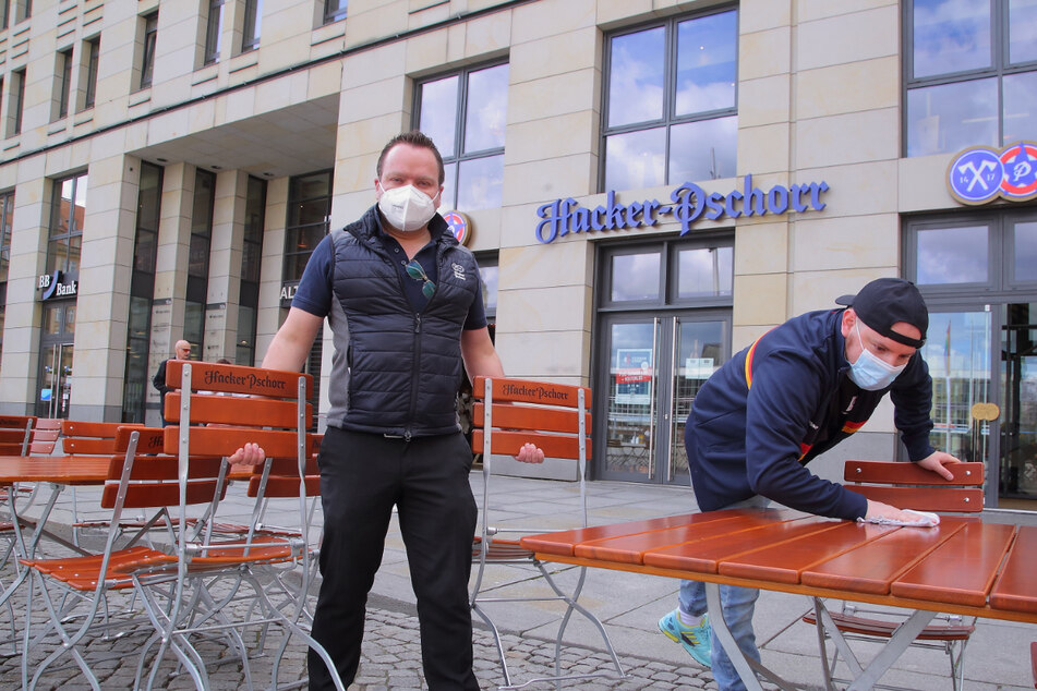 Betriebsleiter Christian Seegerer (33, l.) und Mitarbeiter Daniel Seidel (32) haben den Außenbereich des Hacker-Pschorr auf dem Altmarkt für den Start hübsch hergerichtet.