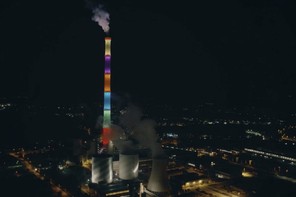 Der "Lange Lulatsch" in Chemnitz leuchtet farbenfroh.