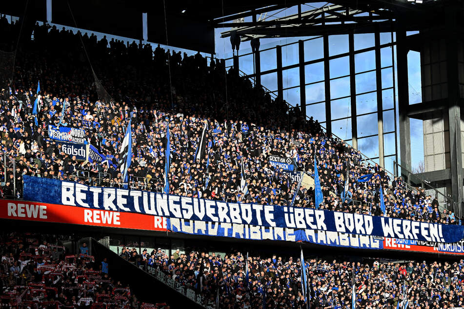 Die Polizei sucht nach einem Angriff auf einen HSV-Fan während der Partie in Köln nach Zeugen.