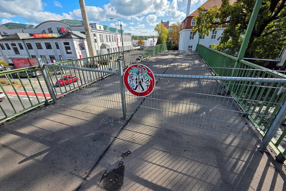 Ein Anblick, der den Dresdner nicht mehr großartig verwundert. Die Fußgängerbrücke am S-Bahnhof Industriegelände ist schon lange überfällig.