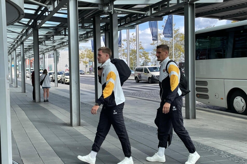 Aljaz Casar (l.) und Stefan Kutschke treffen am Flughafen Dresden ein.