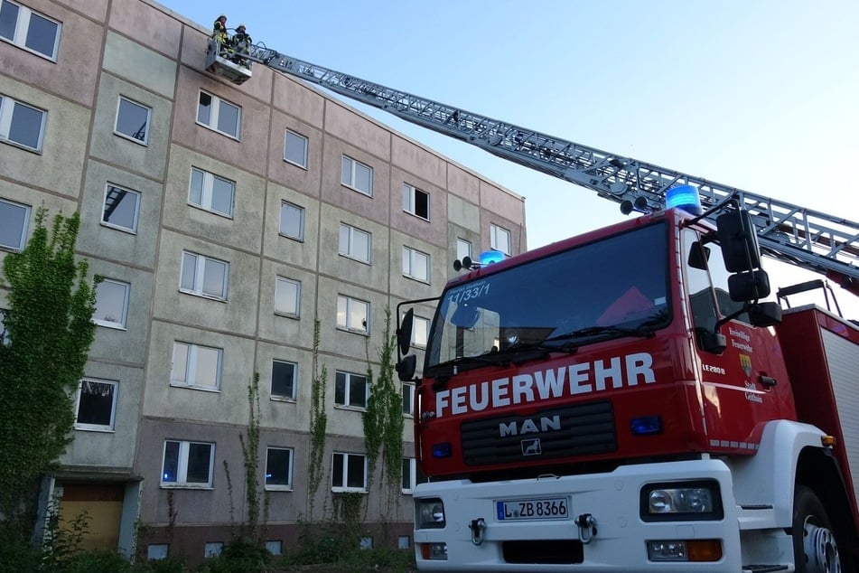 Die Feuerwehr rückte mit der Drehleiter an.