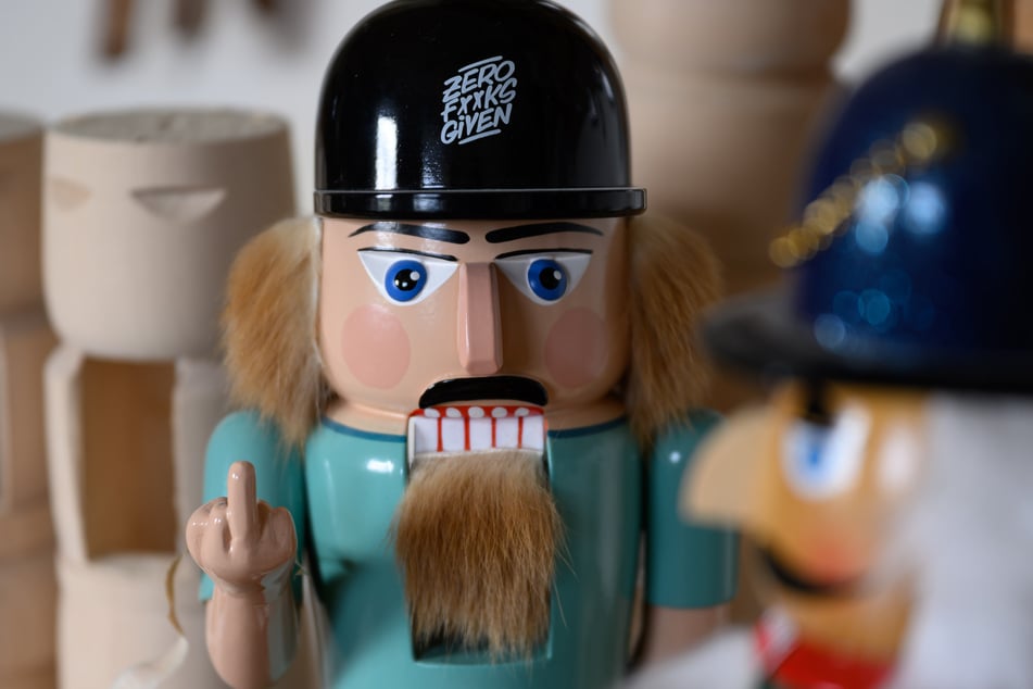 15 Stück der rebellischen Holzfigur hat der Holzspielzeugmacher hergestellt, nachdem im Nachbarort eine Nussknacker-Billigkopie aus China angeboten wurde. Ein Exemplar steht nach wie vor in seiner Werkstatt neben der Drechselbank.