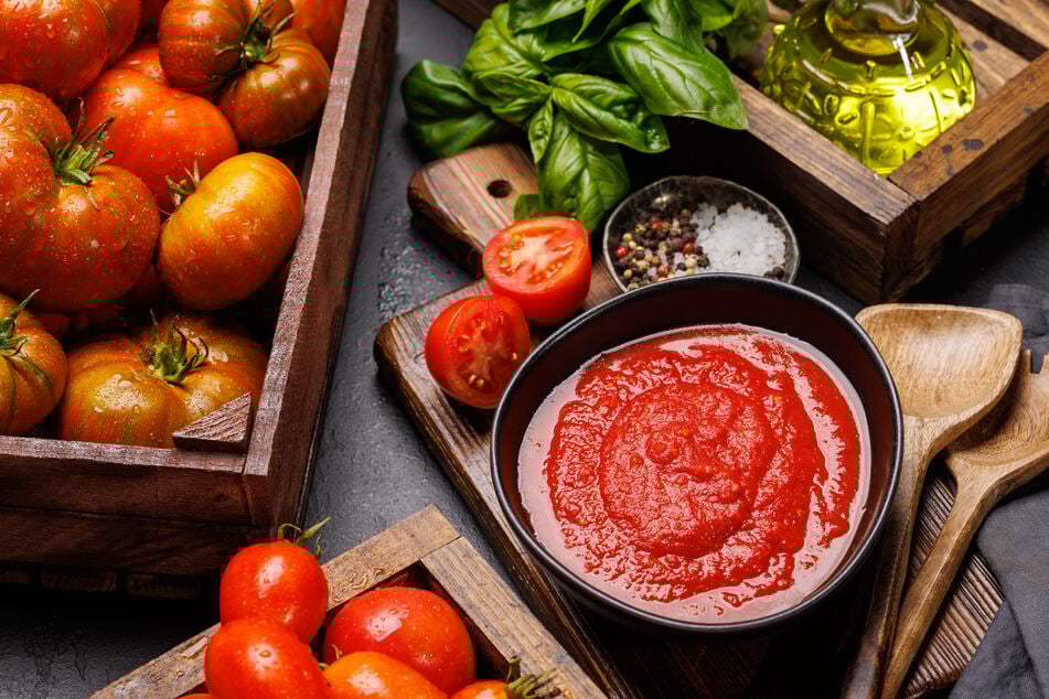 Aus aufgetauten Tomaten kann man gute Soßen, Dips oder Suppen zubereiten.