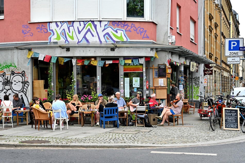 Gelebte Sozialkultur: Gemeinsam wird hier auf zusammengewürfelten Bänken und Stühlen musiziert und gequatscht.