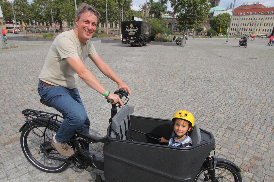 Christian Rothe (48) bestreitet sein Leben ganz ohne Auto. Mit Sohn Noah (5) ist er von den Lastenrädern begeistert.