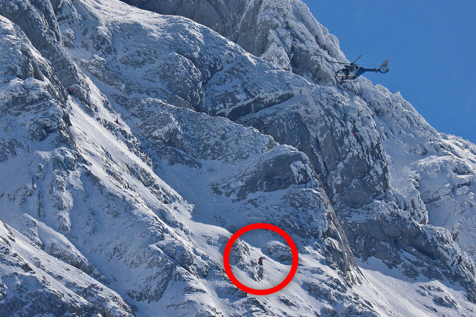 Teams aus Bergwachtlern und Polizeibergführern wurden gezielt in der steil abfallenden und stark schneebedeckten Felswand abgesetzt, um nach dem Mann zu suchen.