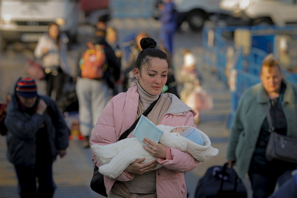 Mütter flüchten mit ihren Kindern: Eine Frau hat mit ihrem Baby die Grenze am Grenzübergang Isaccea-Orlivka in Rumänien überquert.