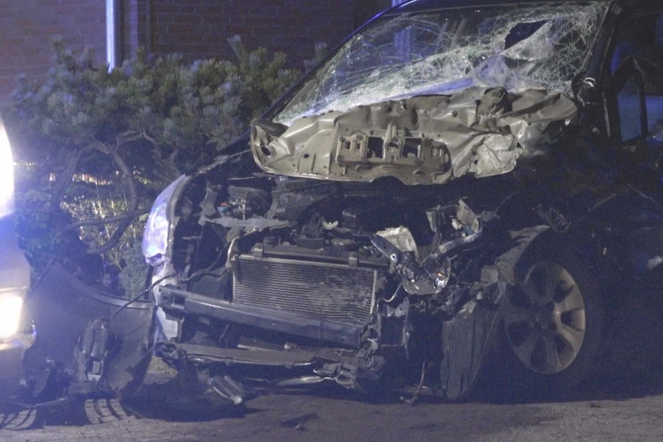 Auto kracht in Trecker: Fahrerin stirbt nach Zusammenstoß