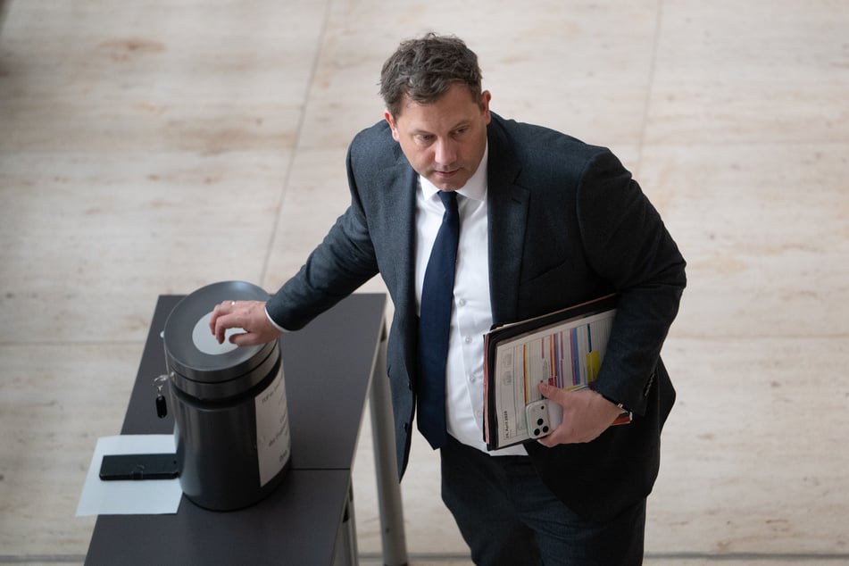 Vizekanzler Lars Klingbeil (48, SPD) bei der Abstimmung über den Tankrabatt.