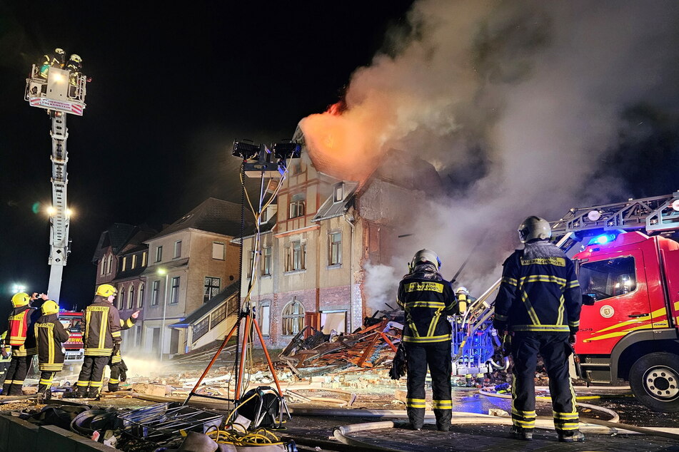 In der Nacht zum vorigen Sonntag explodierte in Ellefeld ein Wohnhaus, das Nachbargebäude wurde durch Feuer und Löschwasser unbewohnbar.