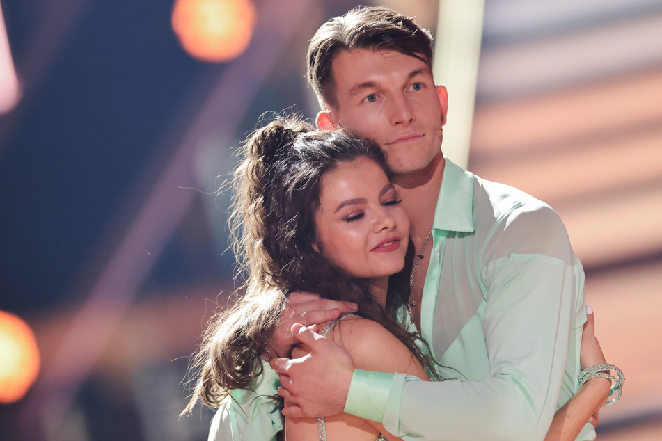 Maria Clara Groppler (25) und Tanzpartner Mikael Tartarkin (27) waren nach ihrem Ausscheiden bei "Let's Dance" am Freitag fassungslos.