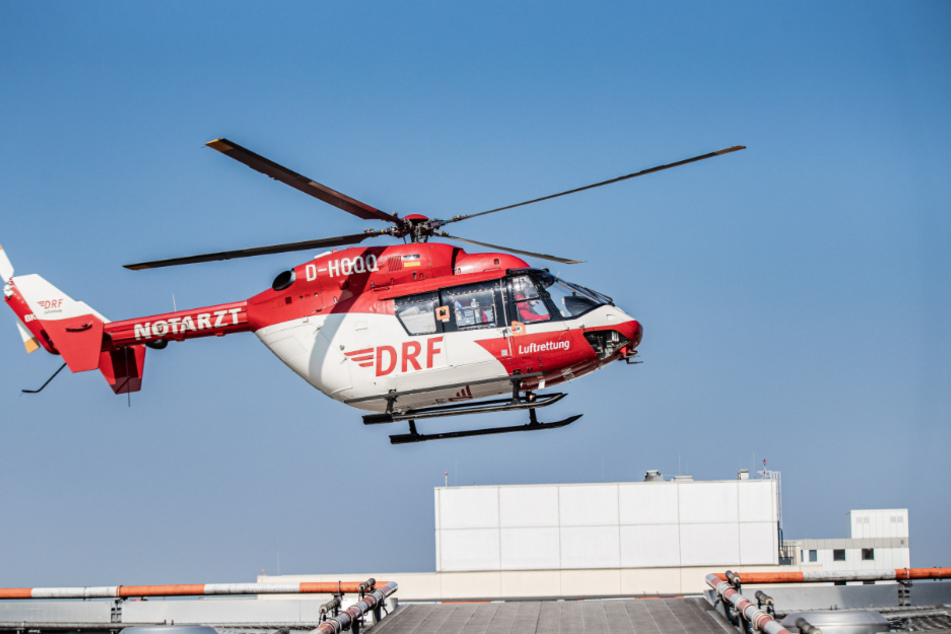 Die Frau musste mit einem Rettungshubschrauber in eine Klinik geflogen werden. (Symbolbild)