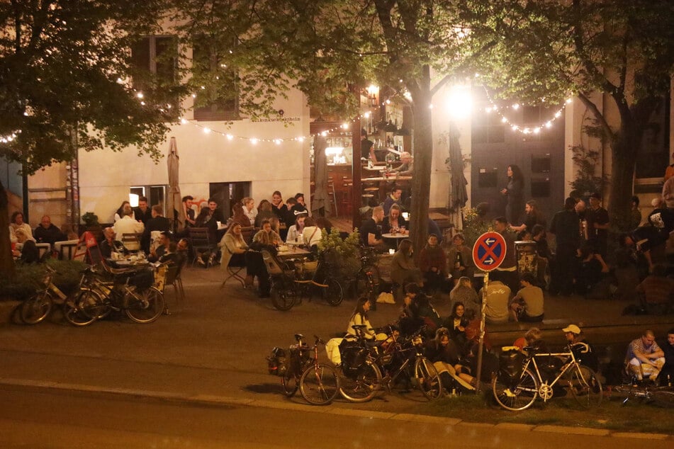 Abends zieht es die jungen Menschen in Halle auf die Straßen. (Archivbild)