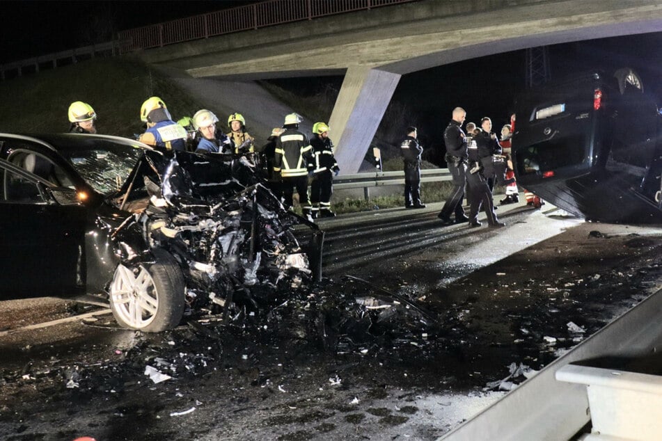 Die Unfallaufnahme sowie Reinigungsarbeiten auf der Landstraße hielten bis 3 Uhr in der Nacht an.