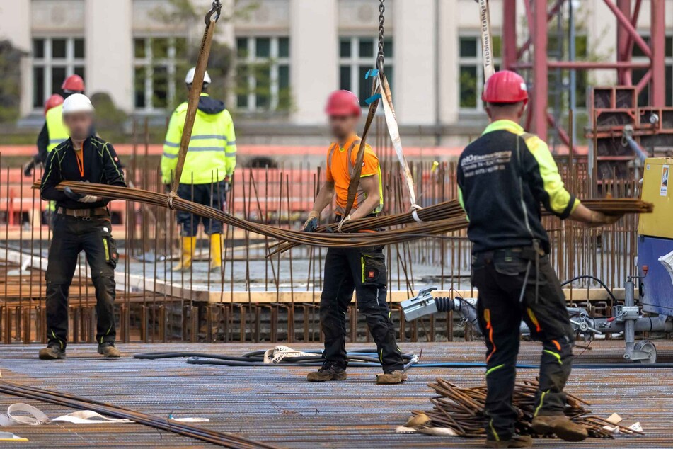 Damit es auf den Chemnitzer Baustellen weitergeht (hier die Oberschule am Hartmannplatz), muss die Stadt tiefer in die Tasche greifen als geplant.