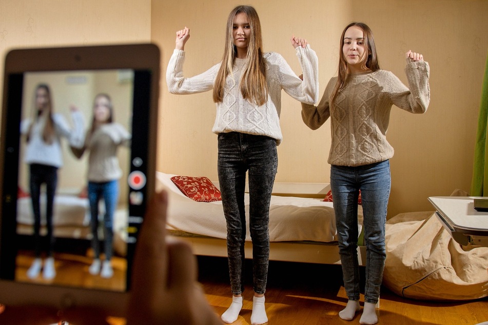Die Videoplattform TikTok ist mit Tanz- und Lip-Sync-Videos groß geworden und erfreut sich gerade bei Jugendlichen an wachsender Beliebtheit. (Symbolfoto)