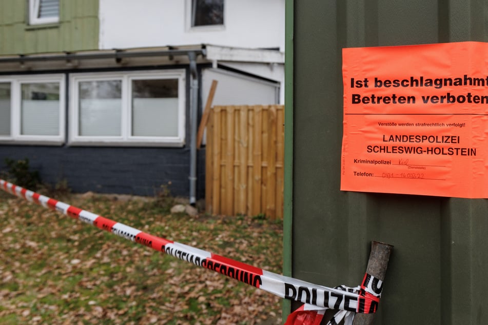 Einsatzkräfte sperrten den Fundort vor Ort mit Flatterband ab. Auf dem Hof waren am Nachmittag Polizeifahrtzeuge zu sehen.