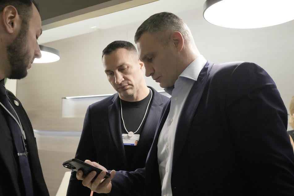 Vitali Klitschko (r.), Bürgermeister von Kiew, und sein Bruder Wladimir Klitschko wurden beim Weltwirtschaftsforum in der Schweiz über den Hubschrauberabsturz informiert.