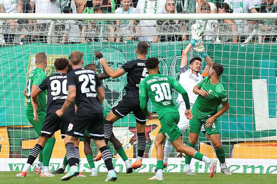 Bastian Striezel (4.v.r.) köpft über Benjamin Bellot (2.v.r.) hinweg zum 1:0 für Greifswald ein.