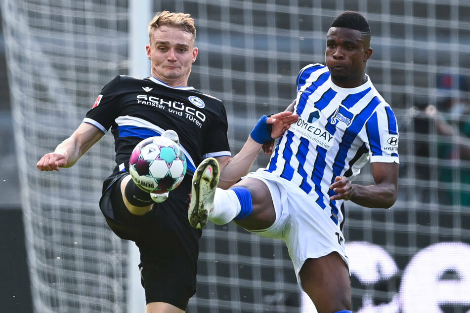 Jhon Cordoba (28, r.) im Zweikampf mit Bielefelds Amos Pieper (23). Der Hertha-Stürmer hat sich im Spiel gegen die Arminia eine Bänderverletzung im Sprunggelenk zugezogen.